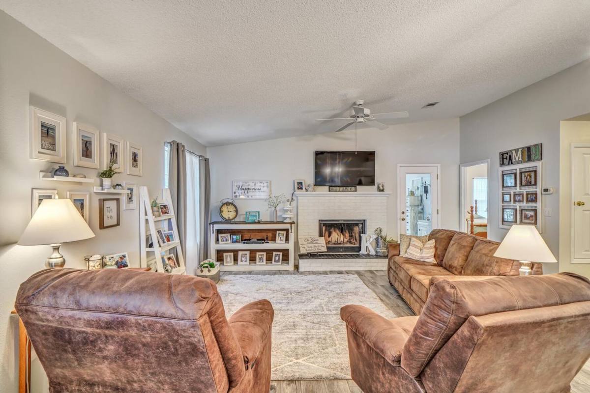 House for rent at 1696 Valparaiso Blvd, Niceville, FL 32578