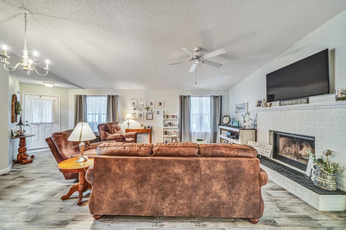 House for rent at 1696 Valparaiso Blvd, Niceville, FL 32578