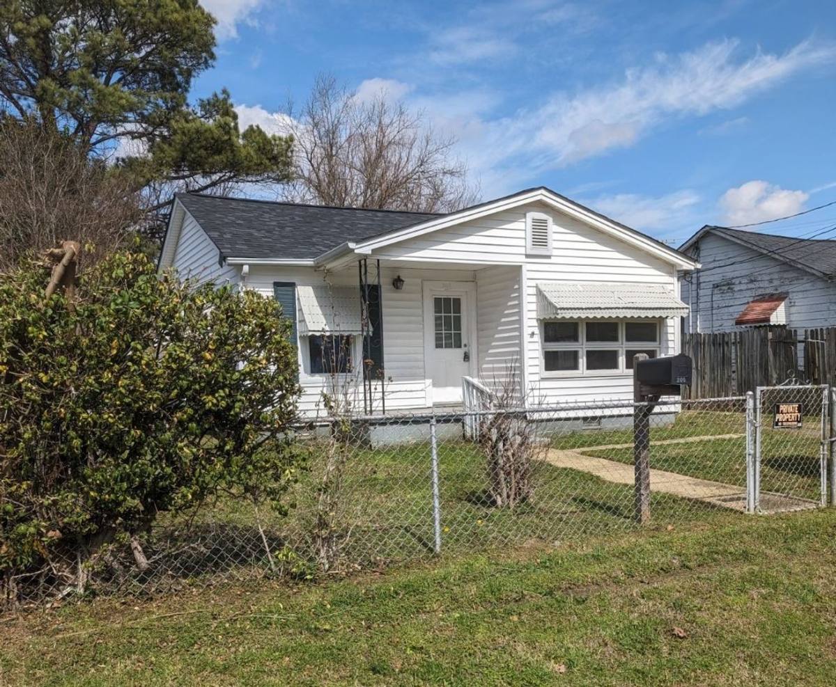 House for rent at 206 Lenox Ave, Gastonia, NC 28054