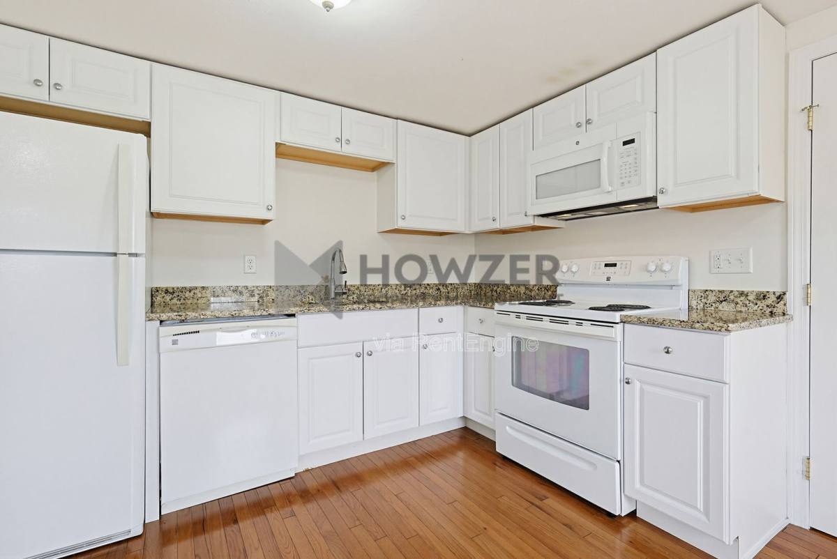 Apartment for rent at 1481 Iyannough Rd, Hyannis, MA 02601