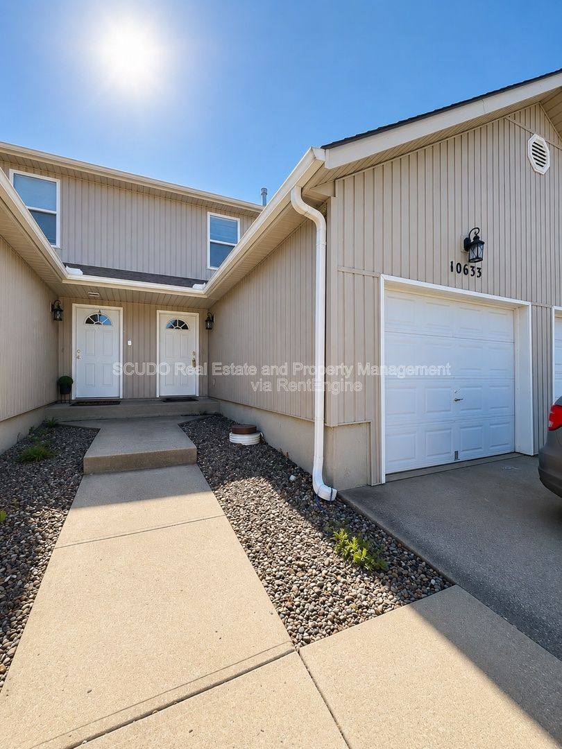 Townhouse for rent at 10633 N Locust Court, Kansas City, MO 64155