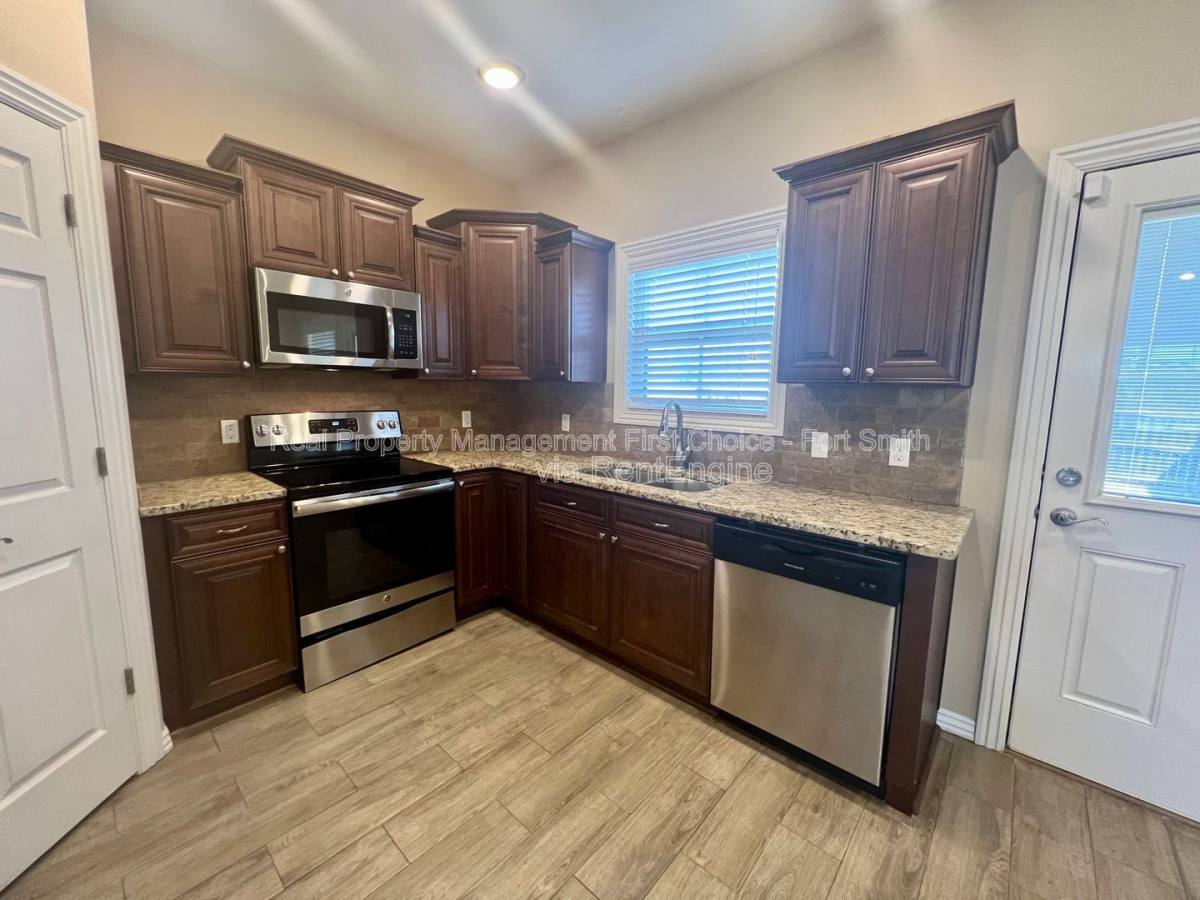 Townhouse for rent at 9905 Landry Dr, Barling, AR 72923