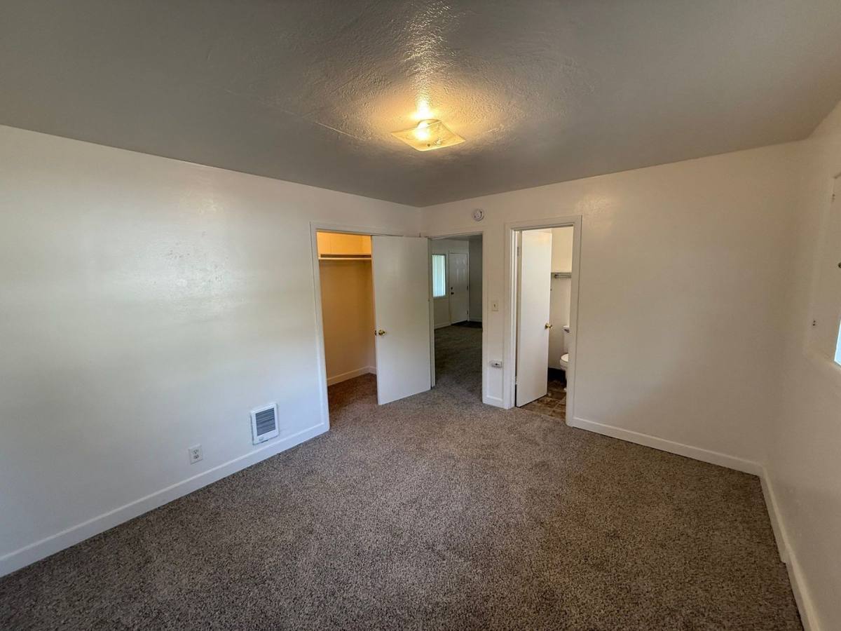 Apartment for rent at 912 Fir St S, Salem, OR 97302