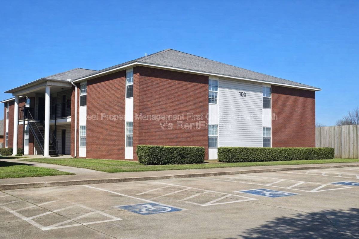 Apartment for rent at 100 Cedar Creek Court #4, Van Buren, AR 72956