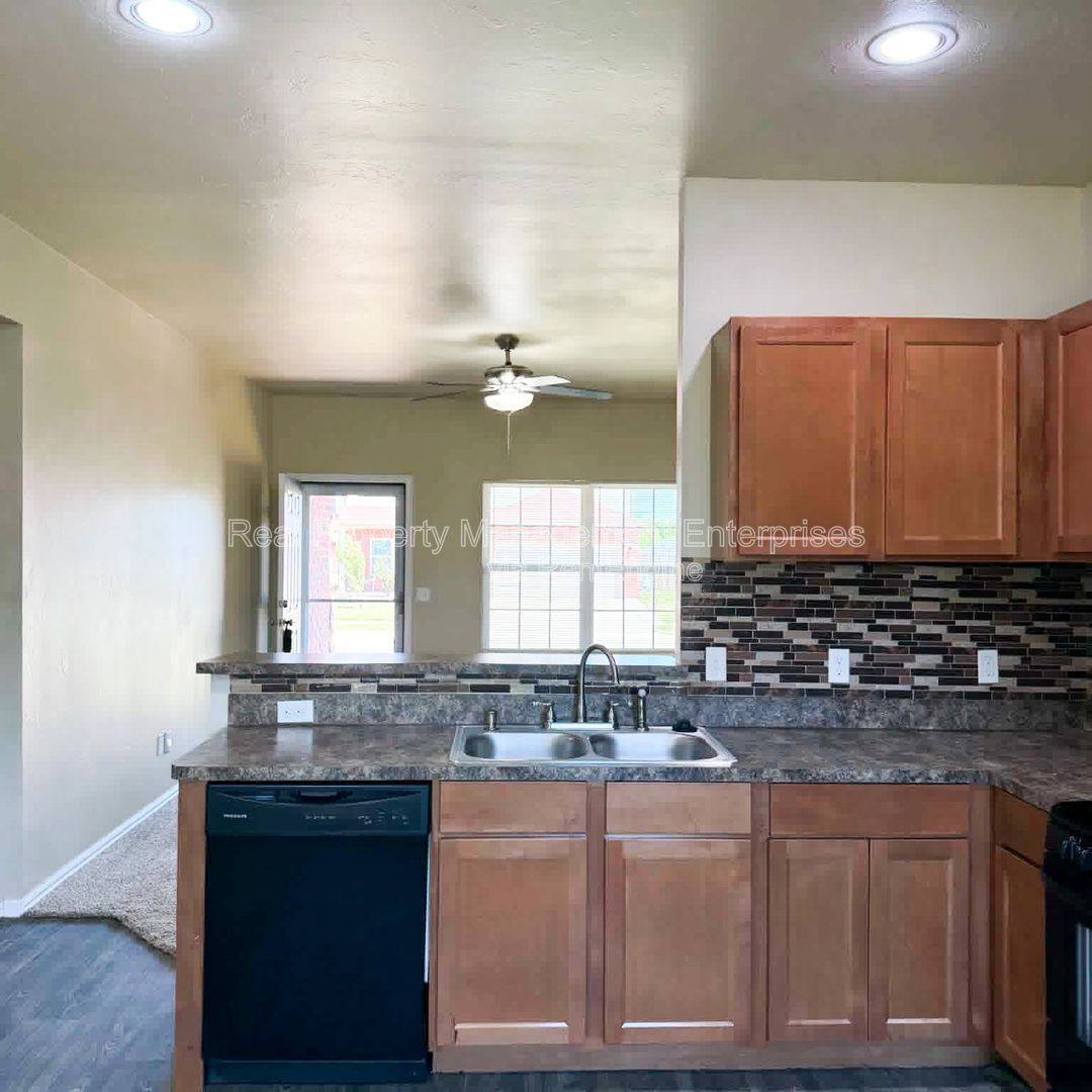 House for rent at 13229 Bridgewater Dr, Piedmont, OK 73078