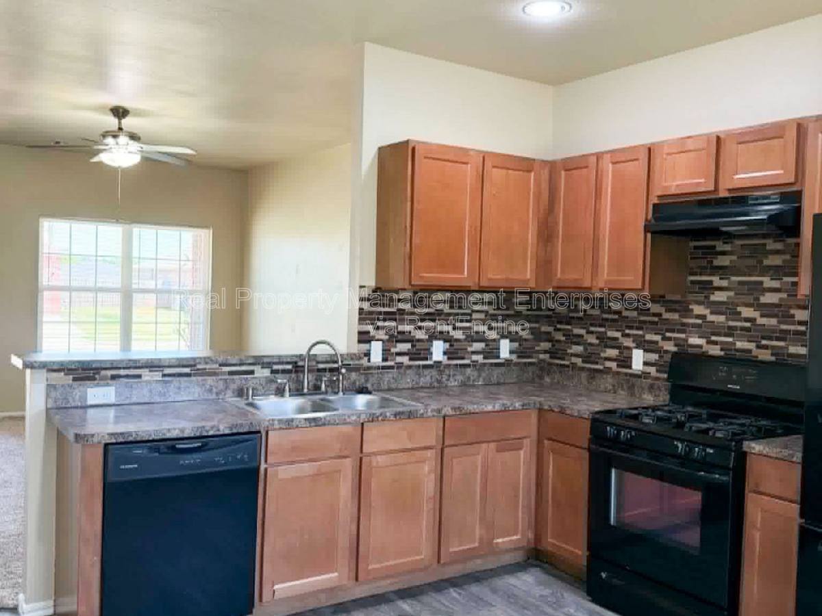 House for rent at 13229 Bridgewater Dr, Piedmont, OK 73078
