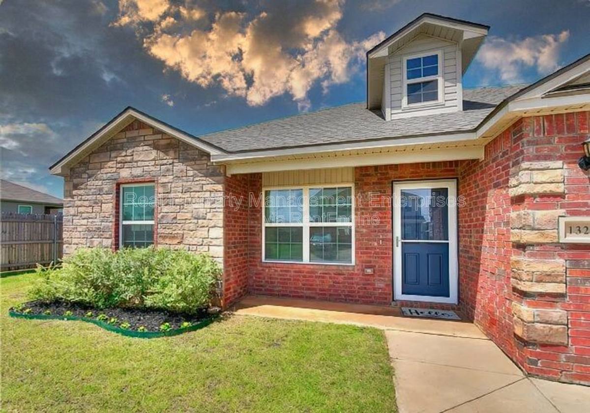 House for rent at 13229 Bridgewater Dr, Piedmont, OK 73078