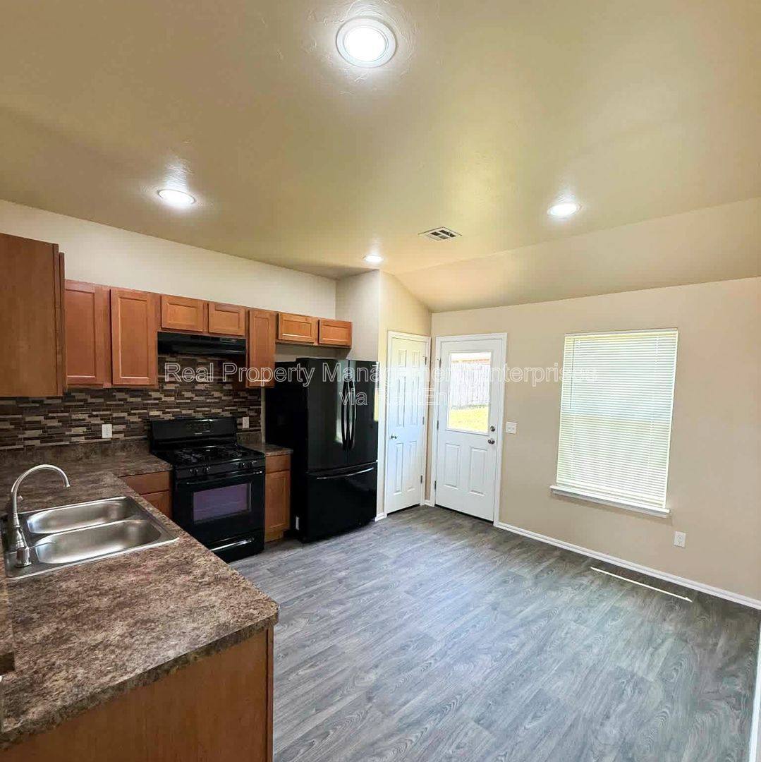 House for rent at 13229 Bridgewater Dr, Piedmont, OK 73078