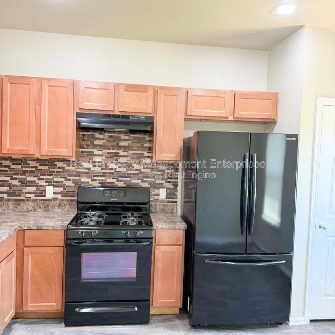 House for rent at 13229 Bridgewater Dr, Piedmont, OK 73078