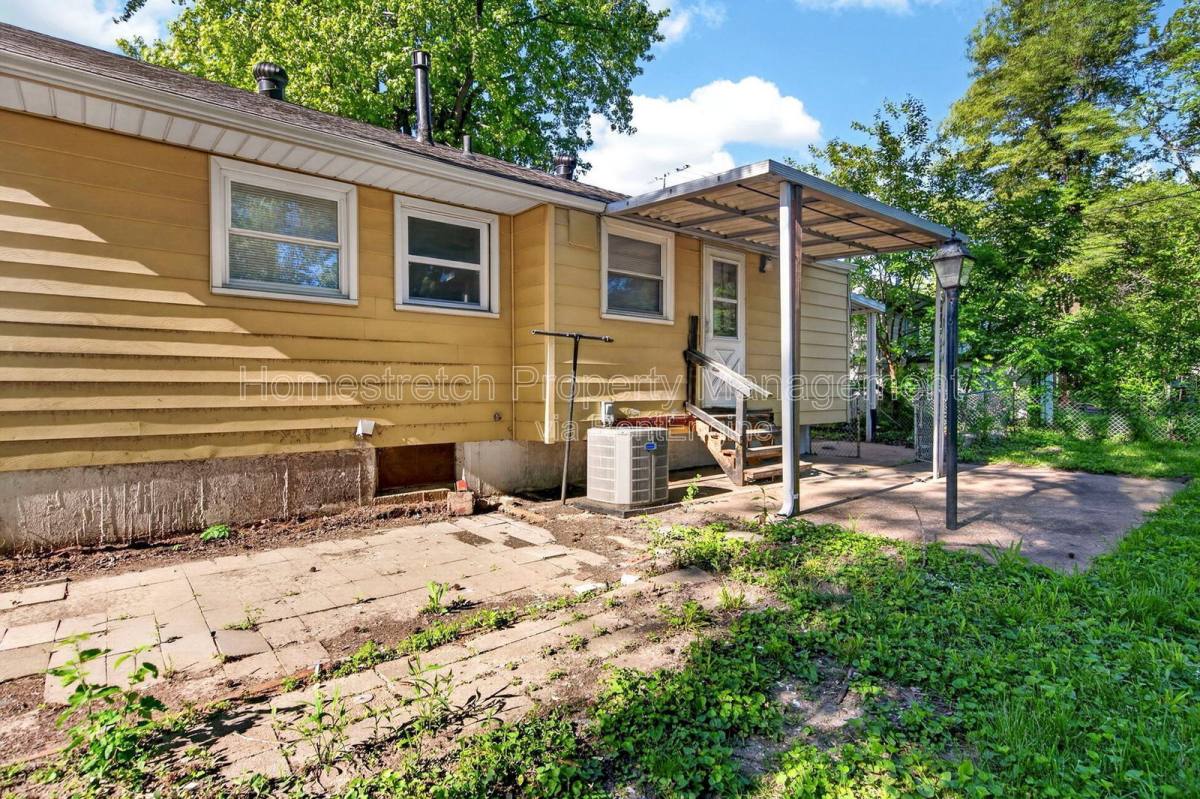 House for rent at 329 Midlothian Rd, Saint Louis, MO 63137