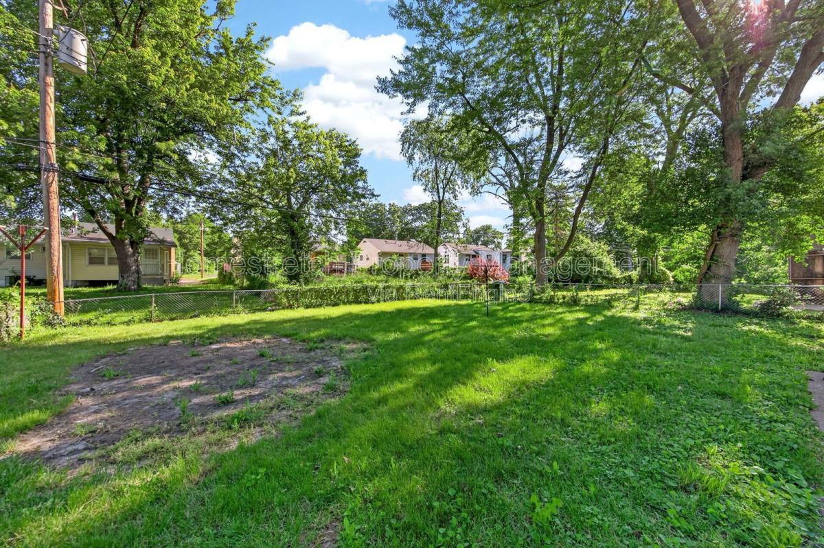 House for rent at 329 Midlothian Rd, Saint Louis, MO 63137