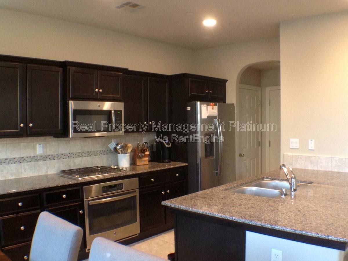 House for rent at 1324 Royalty Way, Clovis, CA 93619
