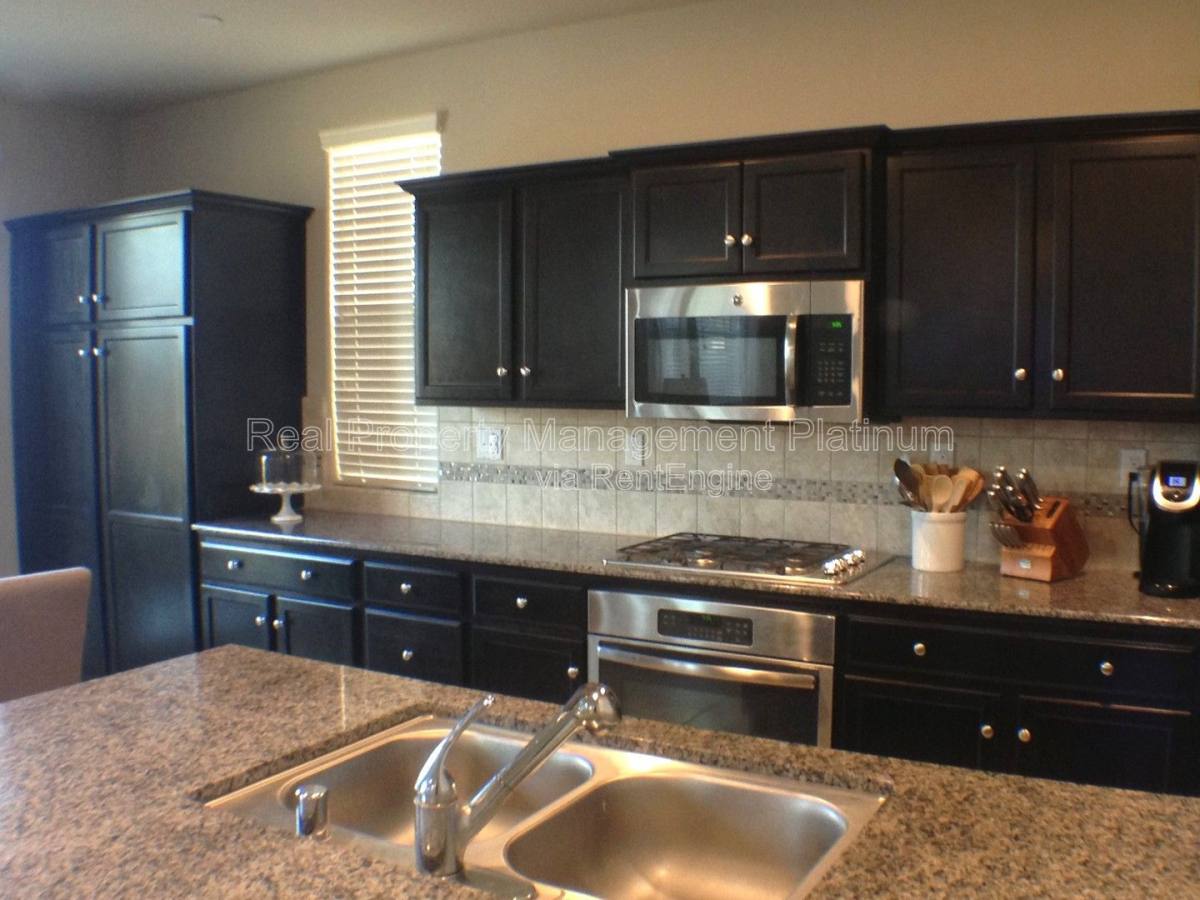 House for rent at 1324 Royalty Way, Clovis, CA 93619