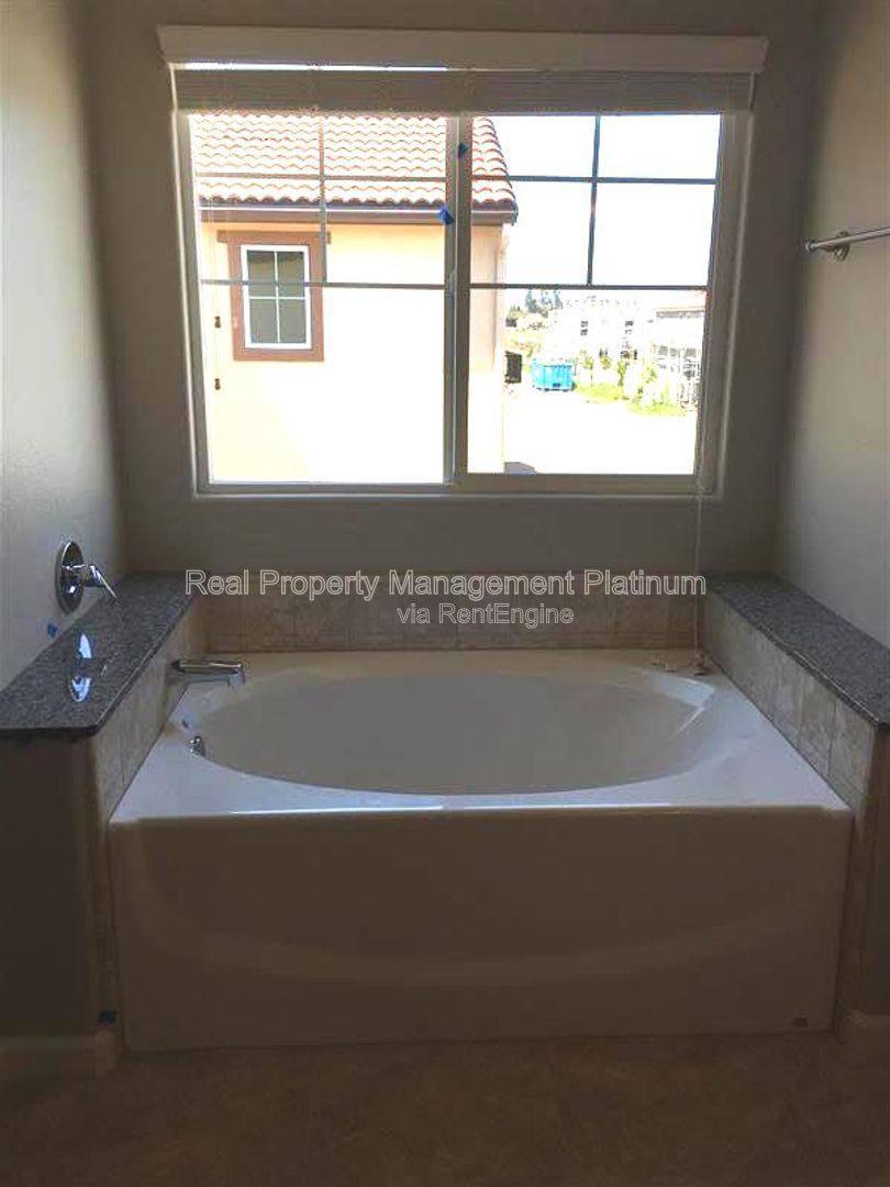 House for rent at 1324 Royalty Way, Clovis, CA 93619
