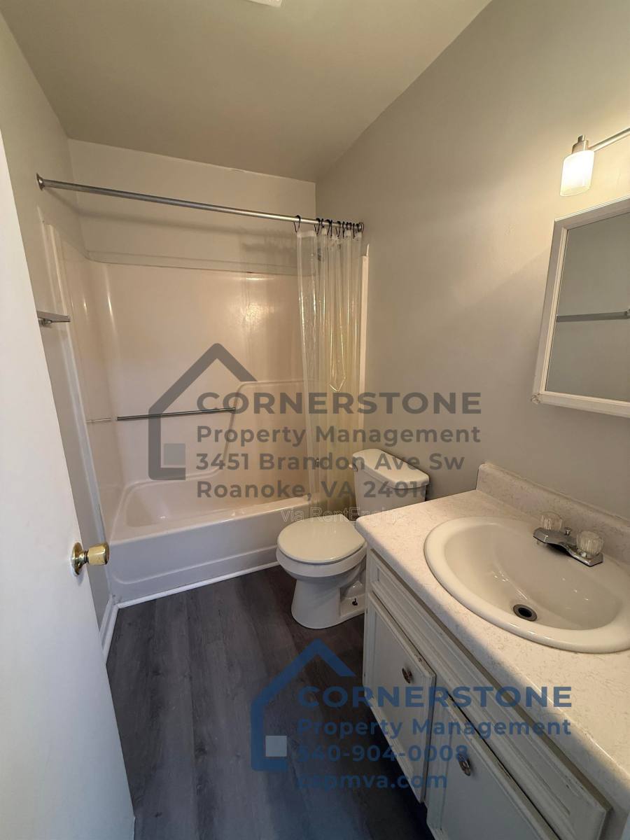 Apartment for rent at 106 Lee Ave NE #10, Roanoke, VA 24012