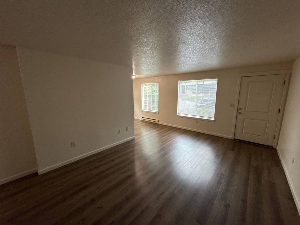 Apartment for rent at 917 Bryan Court, Silverton, OR 97381