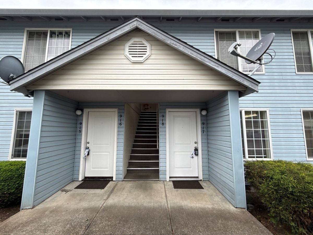 Apartment for rent at 917 Bryan Court, Silverton, OR 97381