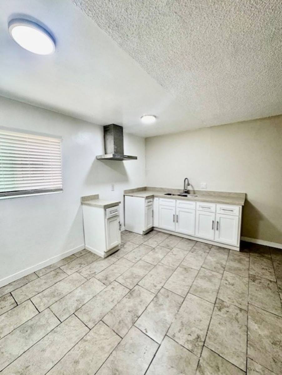 Apartment for rent at 7524 Sepulveda Blvd, Van Nuys, CA 91405