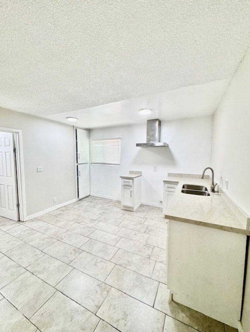 Apartment for rent at 7524 Sepulveda Blvd, Van Nuys, CA 91405