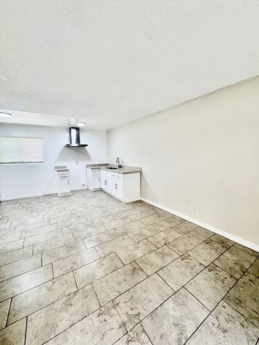Apartment for rent at 7524 Sepulveda Blvd, Van Nuys, CA 91405