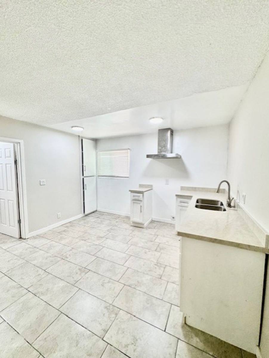 Apartment for rent at 7524 Sepulveda Blvd, Van Nuys, CA 91405