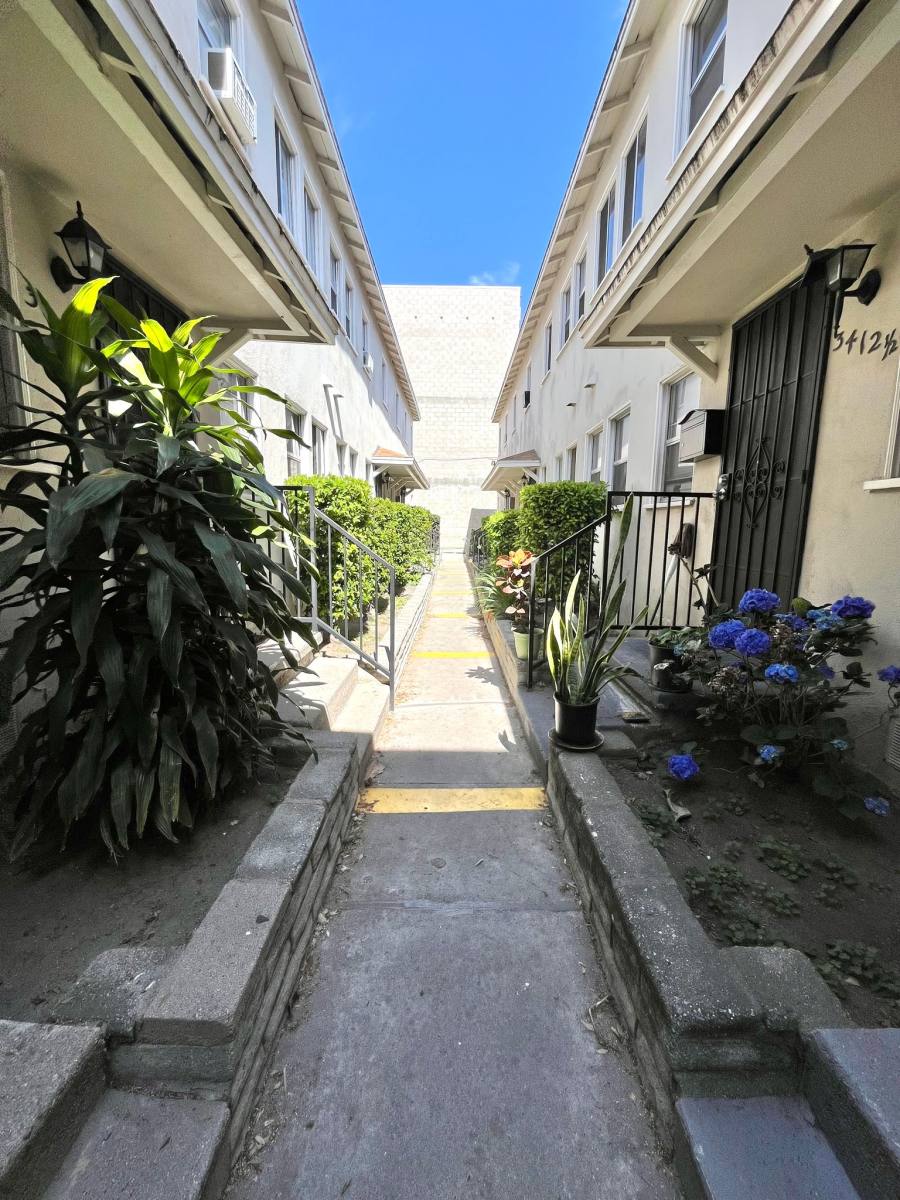 Apartment for rent at 3406 Virginia Rd #1, Los Angeles, CA 90019