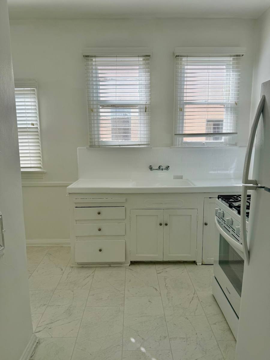 Apartment for rent at 350 Spaulding Ave #5, Los Angeles, CA 90036