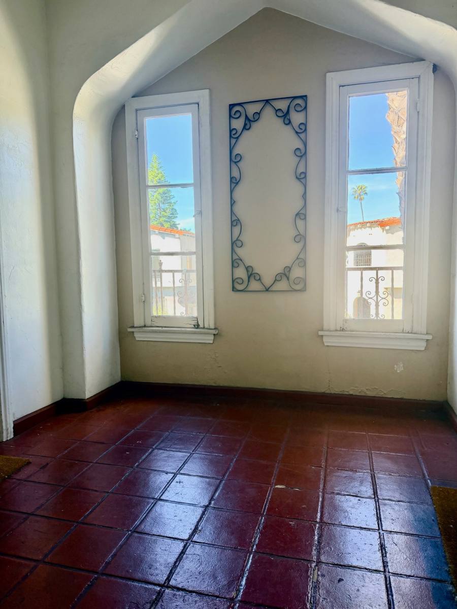 Apartment for rent at 350 Spaulding Ave #5, Los Angeles, CA 90036