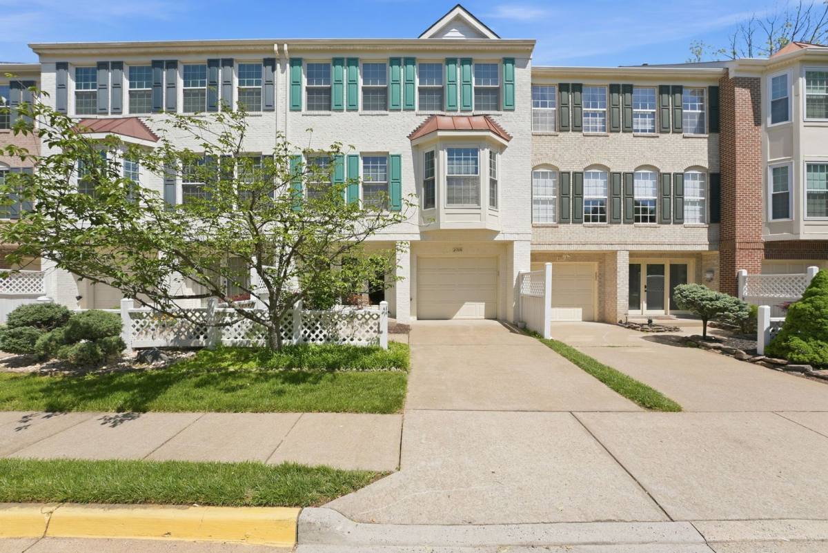Townhouse for rent at 2709 Baronhurst Dr, Vienna, VA 22181