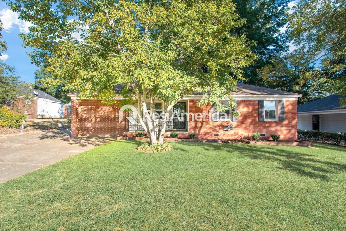 House for rent at 3820 Bishops Bridge Rd, Memphis, TN 38118