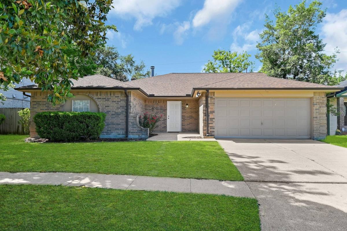 House for rent at 2912 Norwich St, Pearland, TX 77584