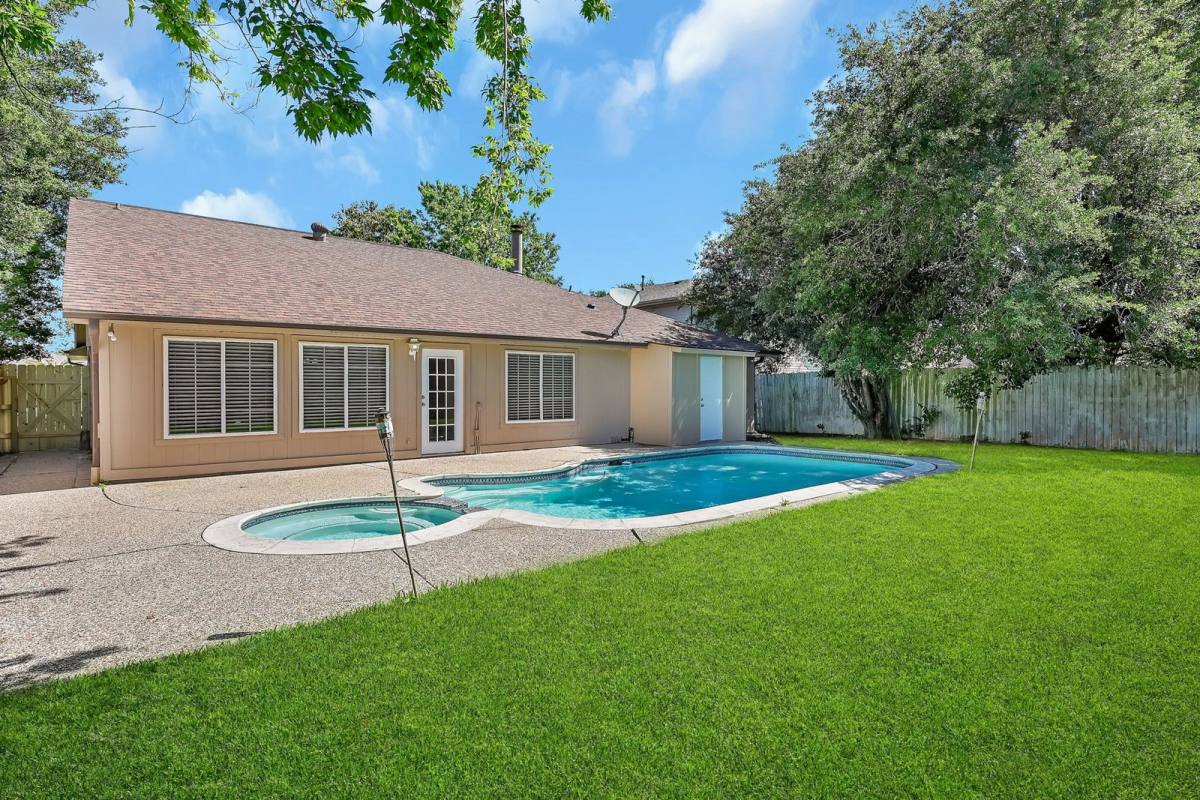House for rent at 2912 Norwich St, Pearland, TX 77584