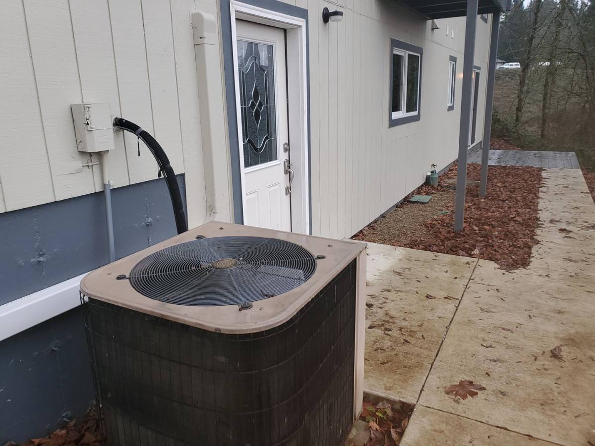 House for rent at 990 Mountain View Rd, Sweet Home, OR 97386