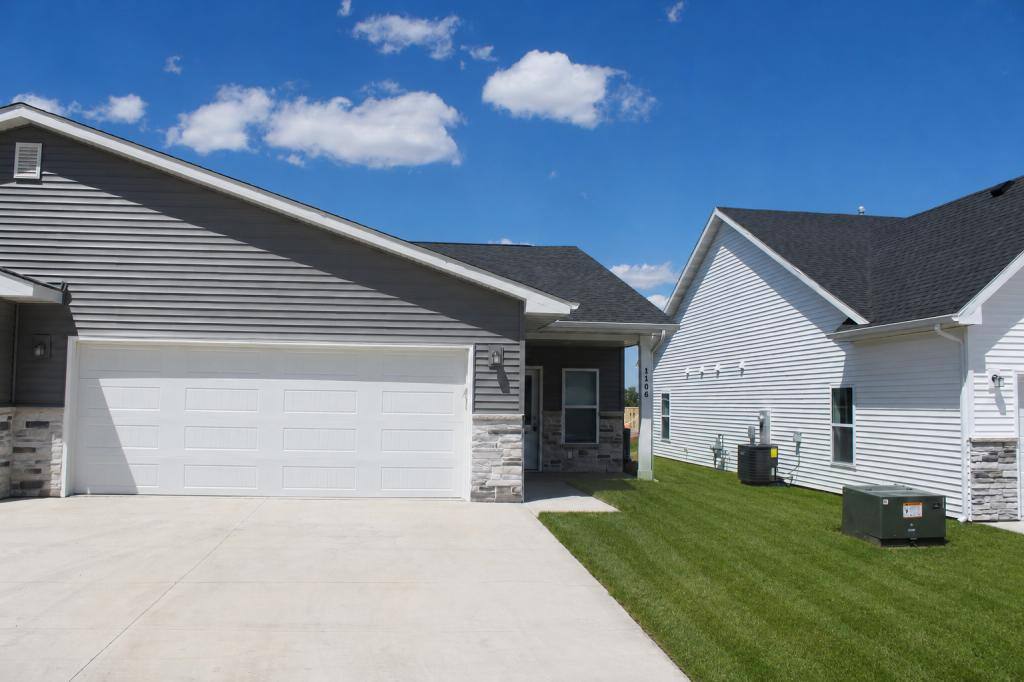 Townhouse for rent at 1108 Emerald Cove Dr, Clear Lake, IA 50428