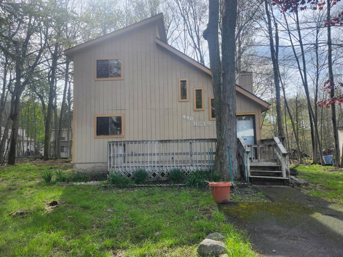 House for rent at 940 Country Place Dr, Tobyhanna, PA 18466