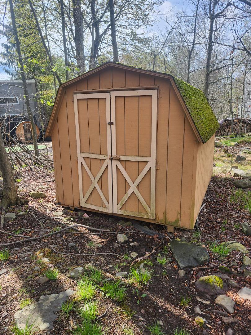 House for rent at 940 Country Place Dr, Tobyhanna, PA 18466