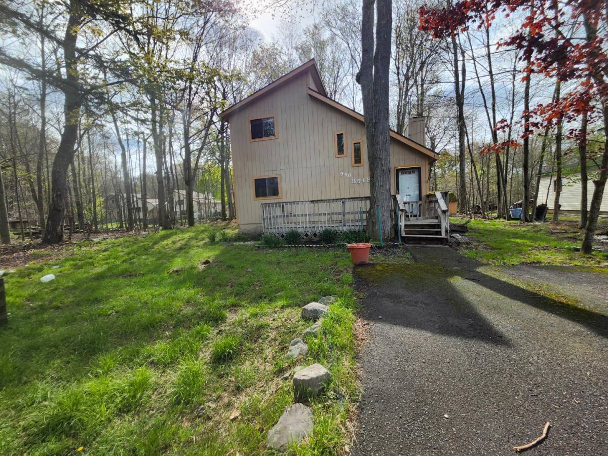 House for rent at 940 Country Place Dr, Tobyhanna, PA 18466