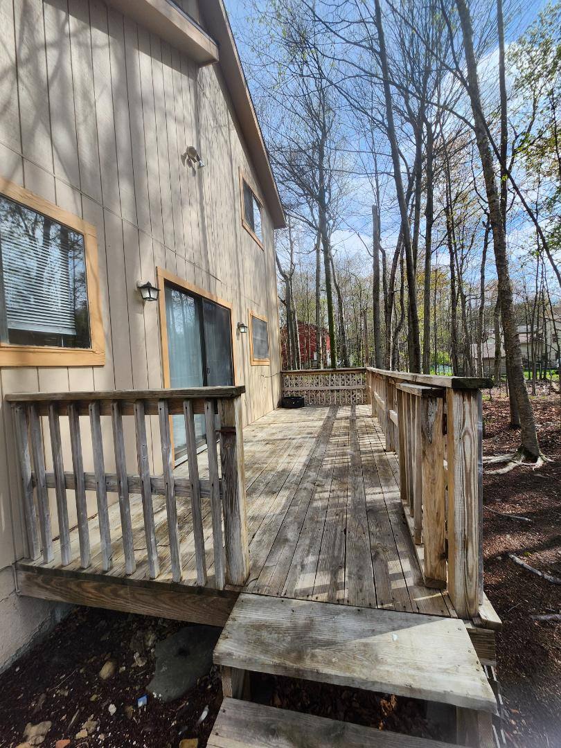 House for rent at 940 Country Place Dr, Tobyhanna, PA 18466