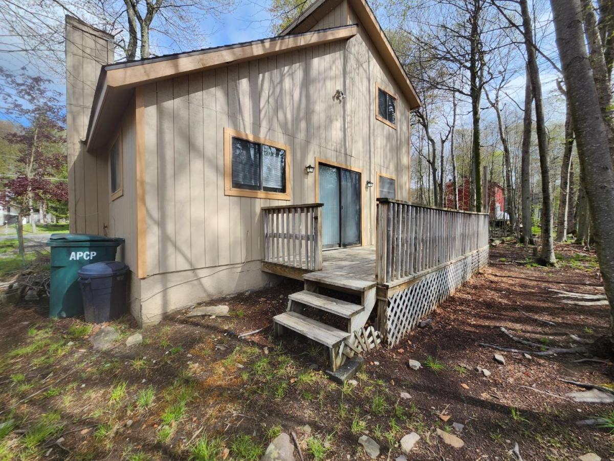 House for rent at 940 Country Place Dr, Tobyhanna, PA 18466