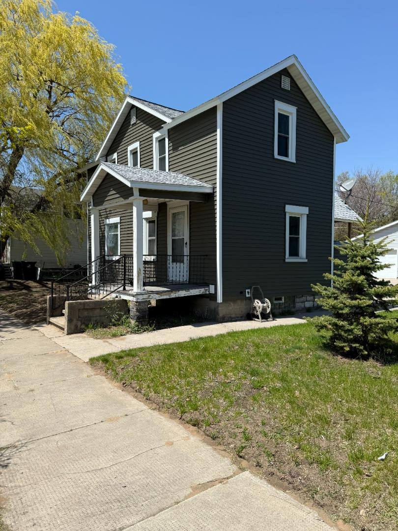 House for rent at 1008 8th Ave, Menominee, MI 49858