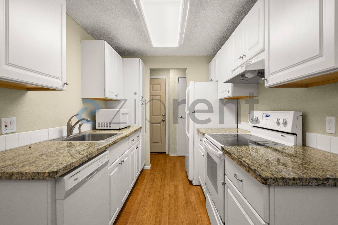 Apartment for rent at 12528 NE 117th Place #E5, Kirkland, WA 98034