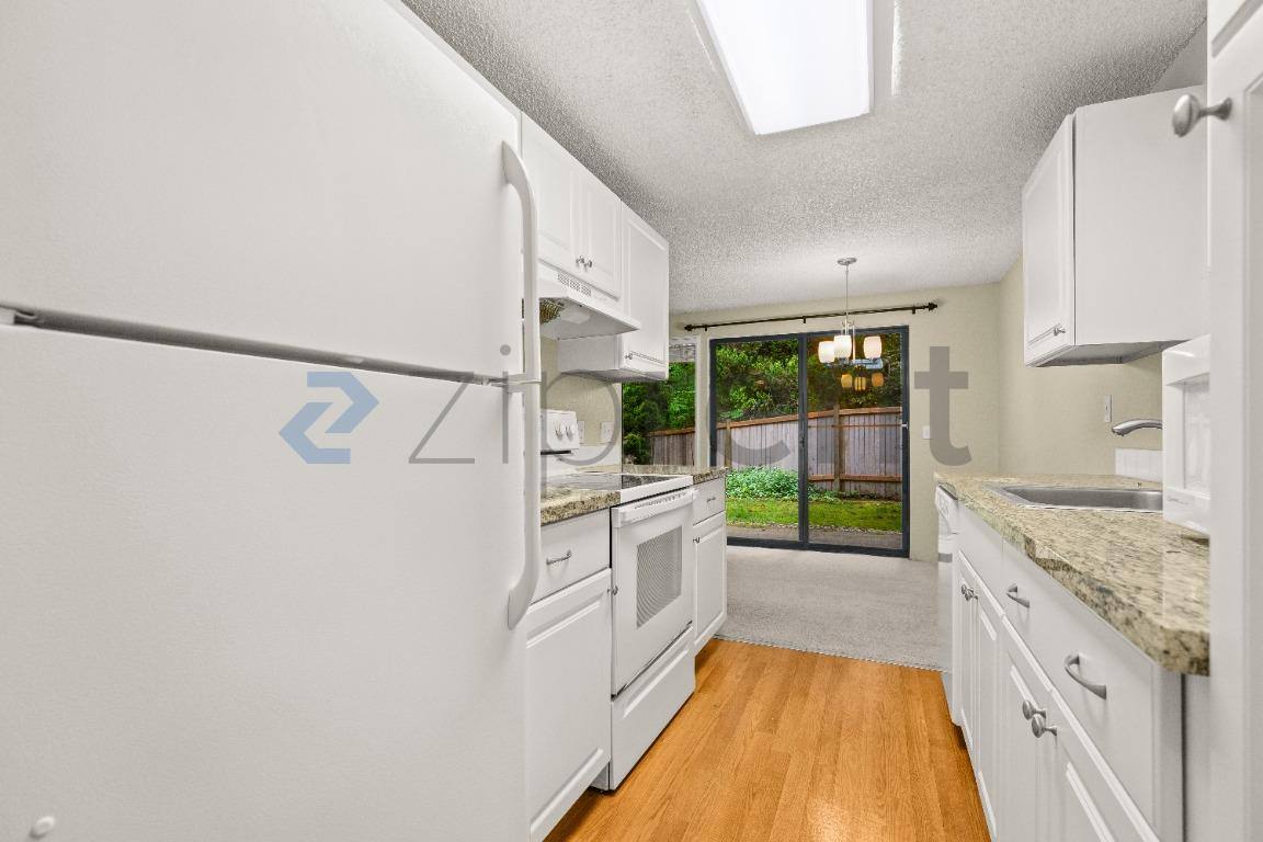 Apartment for rent at 12528 NE 117th Place #E5, Kirkland, WA 98034