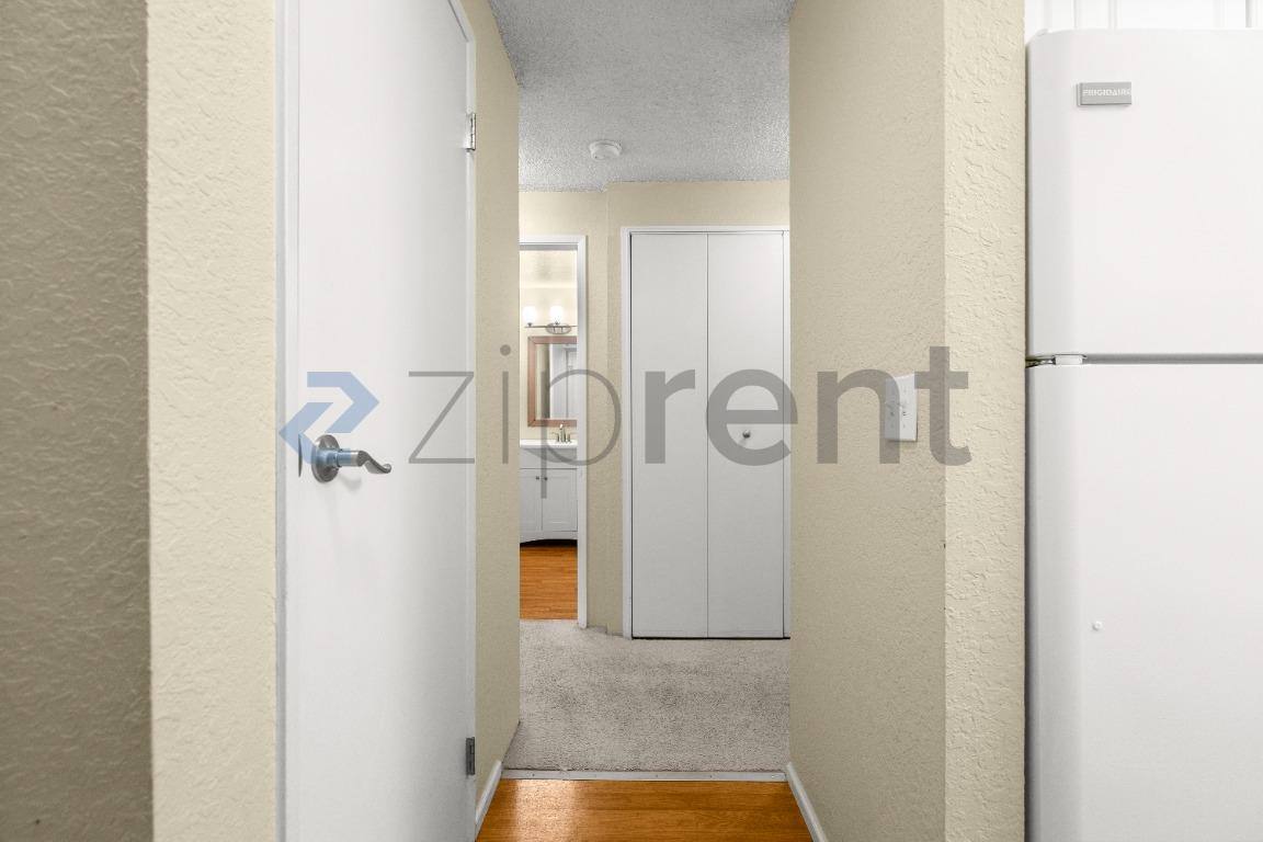 Apartment for rent at 12528 NE 117th Place #E5, Kirkland, WA 98034