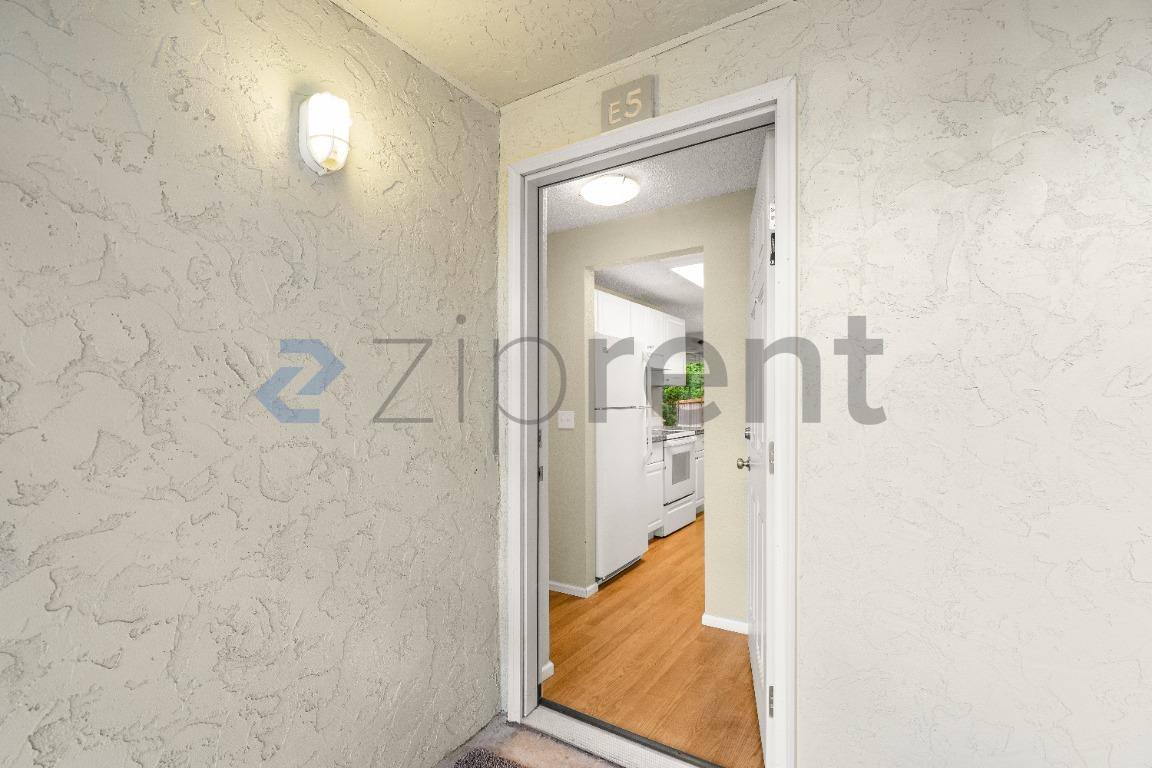 Apartment for rent at 12528 NE 117th Place #E5, Kirkland, WA 98034