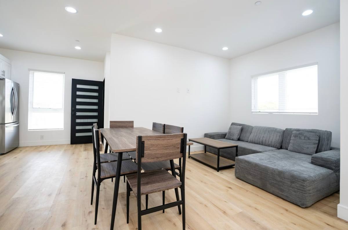 Apartment for rent at 1286 W 35th Place, Los Angeles, CA 90007