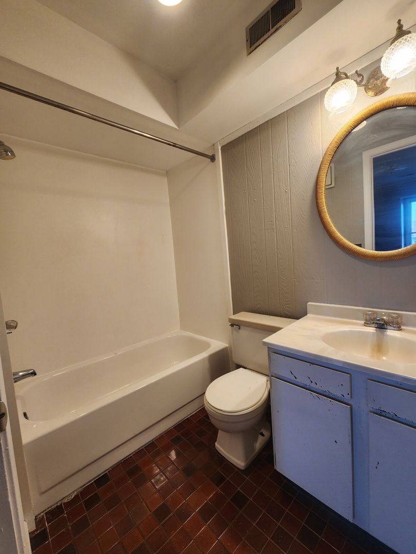 Apartment for rent at 1408 6th St, Charleston, IL 61920