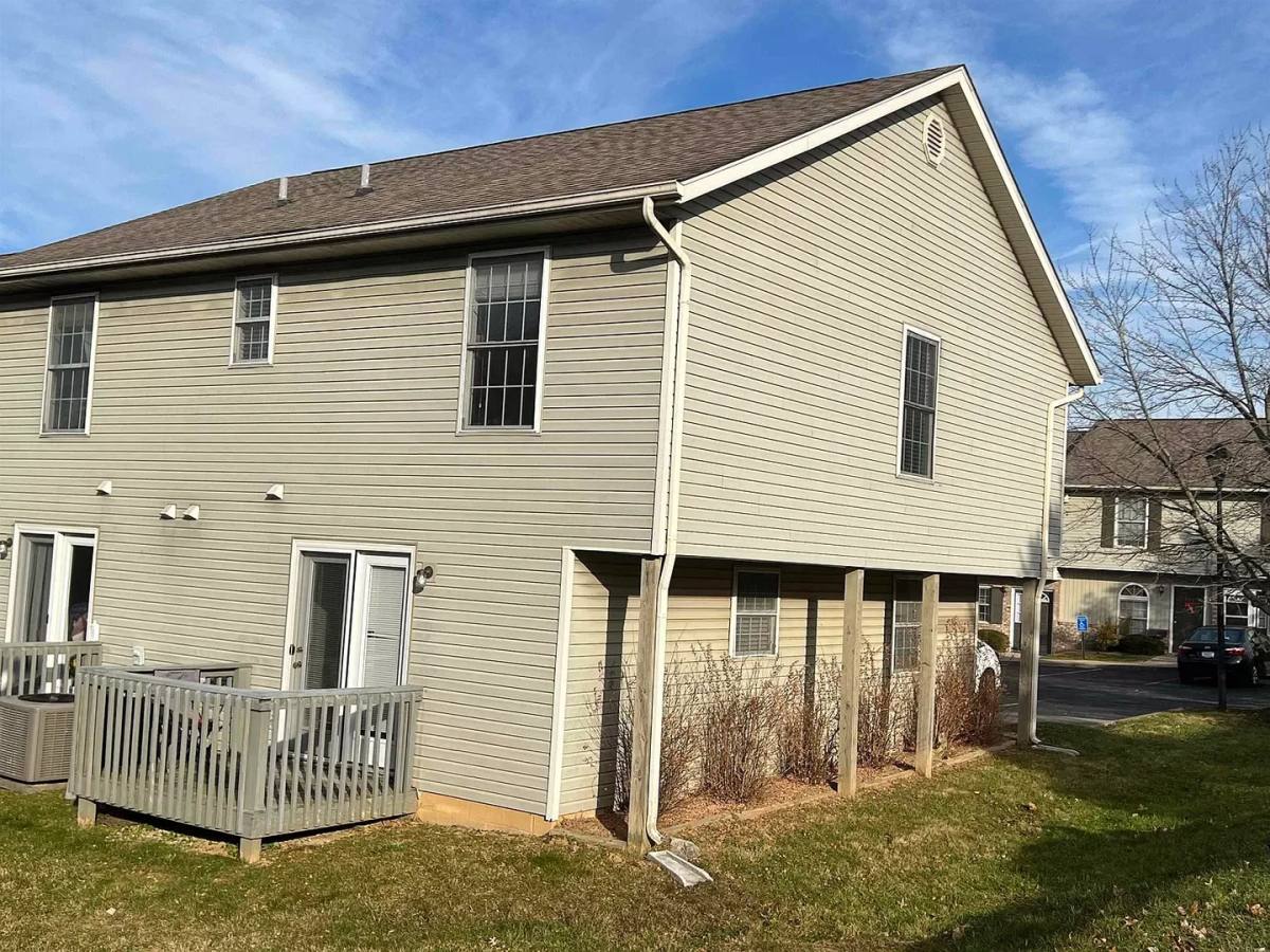 Townhouse for rent at 626 E Sherwood Hills, Bloomington, IN 47401
