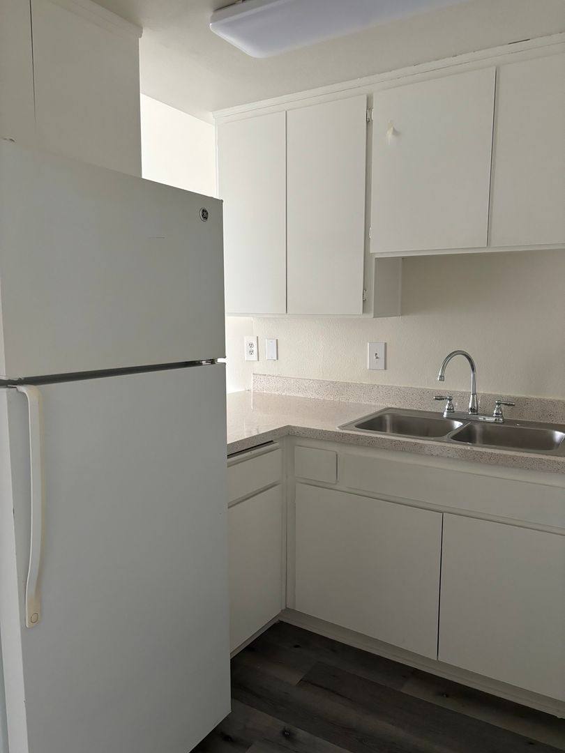 Apartment for rent at 8812 W Pico Blvd, Los Angeles, CA 90035