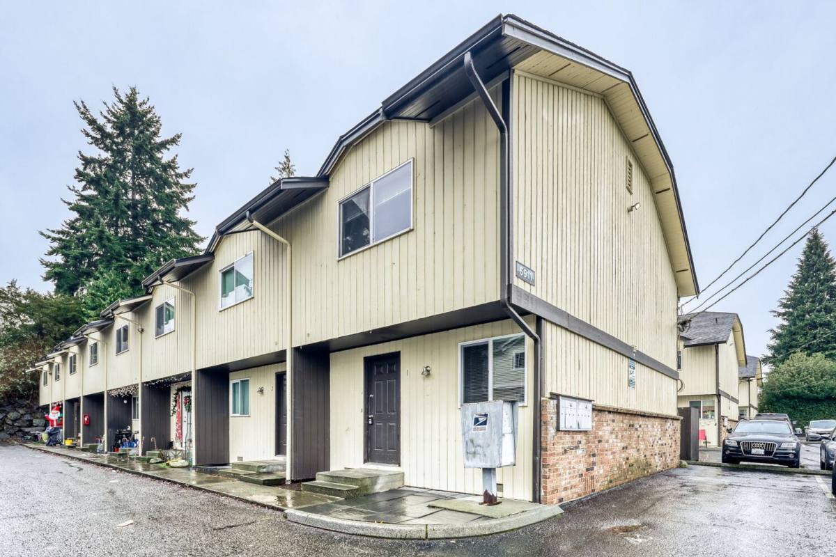 Townhouse for rent at 6911 Rainier Dr, Everett, WA 98203