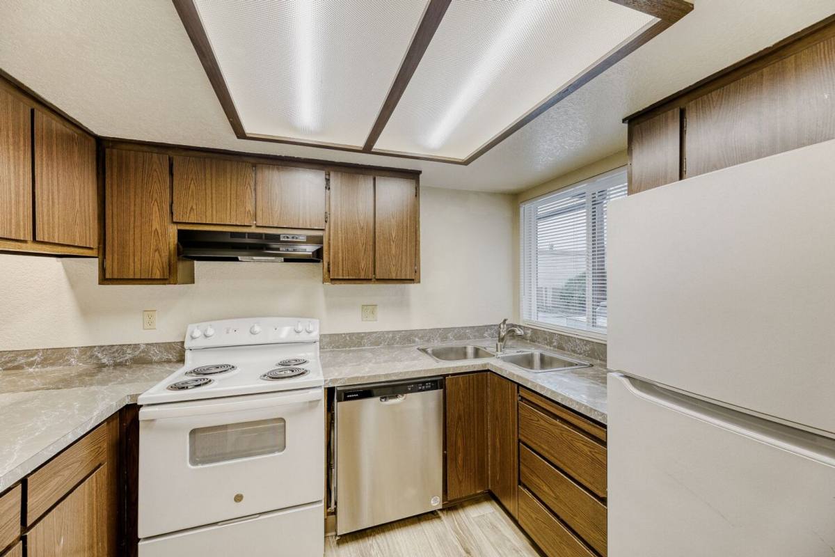 Townhouse for rent at 6911 Rainier Dr, Everett, WA 98203